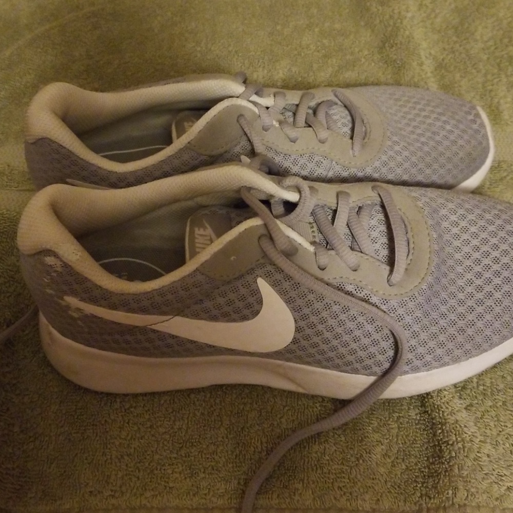 Tennis shoes